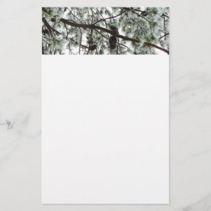 Onderaan de sneeuwbedekte pijnboom Winter Foto Briefpapier