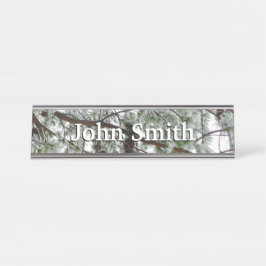 Onderaan de sneeuwbedekte pijnboom Winter Foto Bureau Naambordje