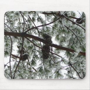 Onderaan de sneeuwbedekte pijnboom Winter Foto Muismat
