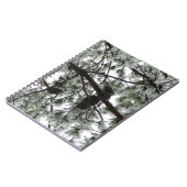 Onderaan de sneeuwbedekte pijnboom Winter Foto Notitieboek (Linkerzijde)