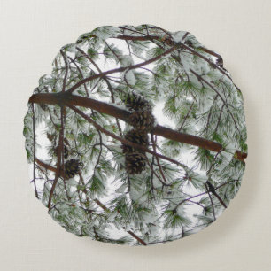 Onderaan de sneeuwbedekte pijnboom Winter Foto Rond Kussen