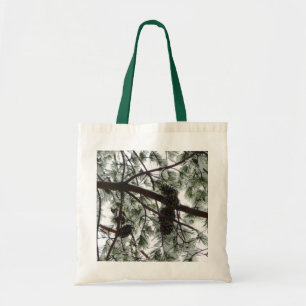 Onderaan de sneeuwbedekte pijnboom Winter Foto Tote Bag