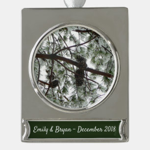 Onderaan de sneeuwbedekte pijnboom Winter Foto Verzilverd Banner Ornament
