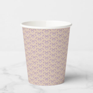 Onderaan het lavenderpatroon papieren bekers