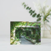 Onderaan het pad van de tuin briefkaart (Staand voorkant)