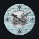 Onderdruk Blauwe Beach Hood Starfish Foto Ronde Klok<br><div class="desc">Verhard strandhout in blauw met middernacht blauwe zeester die het klokgetal weergeeft met uw favoriete foto. Het maakt een geweldig huisverwarmingscadeau of decor voor je strandhuis. Als u vragen hebt over het 'UITSLUITEND ONTWERP' of hulp nodig hebt, kunt u mij een bericht sturen of mijn winkellink bezoeken: https://www.zazzle.com/store/jmr_designs (Kopiëren en...</div>