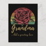 Onderdruk Retro Sunset Red Rose Grandma Briefkaart<br><div class="desc">Verzend dit -Stijl briefkaart met uw eigen gepersonaliseerd bericht op de voor en rug. Hij is voorzien van een klassieke rode roos voor een noodlijdende retrozonnebank en het woord "Oma" in gouden lettertype.</div>