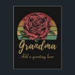Onderdruk Retro Sunset Red Rose Grandma Briefkaart<br><div class="desc">Verzend dit -Stijl briefkaart met uw eigen gepersonaliseerd bericht op de voor en rug. Hij is voorzien van een klassieke rode roos voor een noodlijdende retrozonnebank en het woord "Oma" in gouden lettertype.</div>