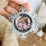 Onderdruk Snowflakes Chalkboard Photo Monogram Tin Sneeuwvlok Ornament<br><div class="desc">Pas deze versiering aan met uw familiefoto en voeg uw familienaam samen met het jaar toe voor deze geweldige kerstwens.</div>