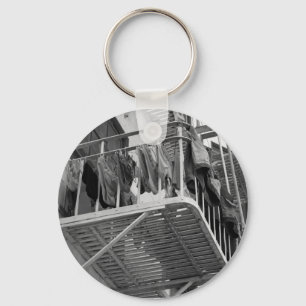 Ondergoed naar droog zwart en wit wasgoed sleutelhanger