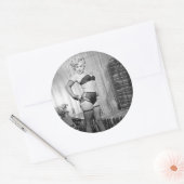 Ondergoedmodel vintage foto ronde sticker (Envelop)