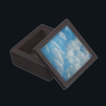 ondergrond met onderdruk premium juwelen doos<br><div class="desc">Dit troebele hemelachtergrondontwerp heeft een oude en versleten textuur, zoals het deel uitmaakt van een antiek schilderij. De wolken variëren in kleur van wit tot grijs op een blauwe, noodlijdende hemel. Je zult voelen dat je in de hemel zit met dit , etherische afbeelding op je speciale cadeaudoos. Voeg uw...</div>