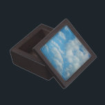 ondergrond met onderdruk premium juwelen doos<br><div class="desc">Dit troebele hemelachtergrondontwerp heeft een oude en versleten textuur, zoals het deel uitmaakt van een antiek schilderij. De wolken variëren in kleur van wit tot grijs op een blauwe, noodlijdende hemel. Je zult voelen dat je in de hemel zit met dit , etherische afbeelding op je speciale cadeaudoos. Voeg uw...</div>