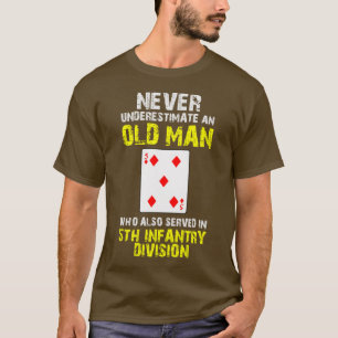 Onderschat de oude Man 5e infanteriedivisie nooit T-shirt