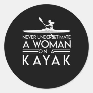 Onderschat de vrouw van Kayak Paddlers nooit Ronde Sticker