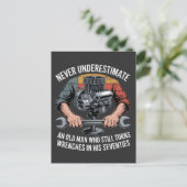 Onderschat een man die nog steeds sleutels gebruik briefkaart (Staand voorkant)