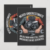 Onderschat een man die nog steeds sleutels gebruik briefkaart (Voorkant / Achterkant)