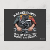 Onderschat een man die nog steeds sleutels gebruik briefkaart (Achterkant)