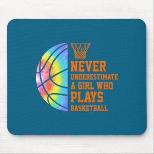 Onderschat een meisje dat basketbal speelt t-shirt muismat