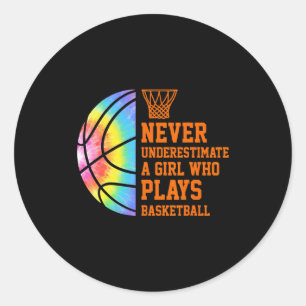 Onderschat een meisje dat basketbal speelt t-shirt ronde sticker