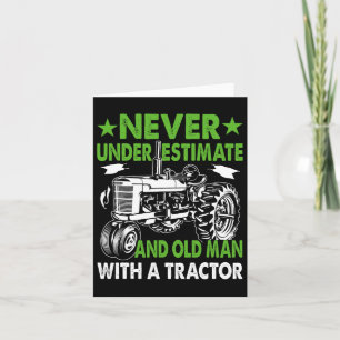 Onderschat een oud Man met een tractor Kaart