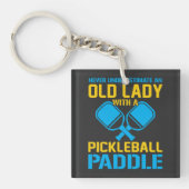 Onderschat een oude dame met een Pickleball Paddle Sleutelhanger (voorkant)