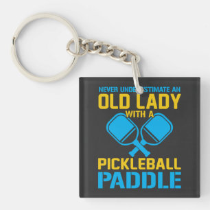 Onderschat een oude dame met een Pickleball Paddle Sleutelhanger