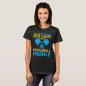 Onderschat een oude dame met een Pickleball Paddle T-shirt (Voorkant volledig)