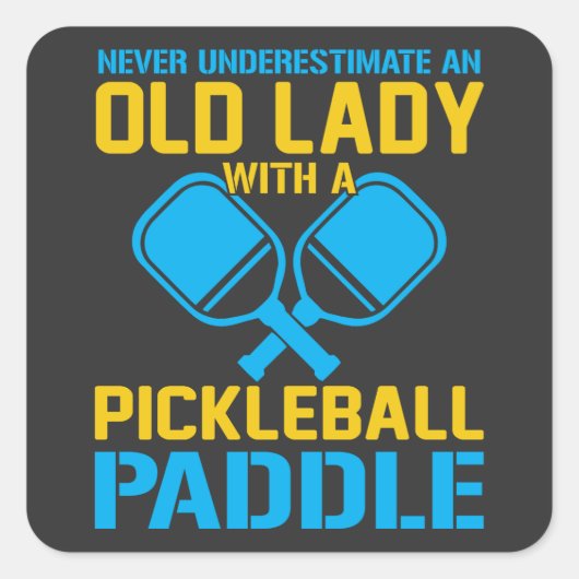 Onderschat een oude dame met een Pickleball Paddle Vierkante Sticker (Voorkant)