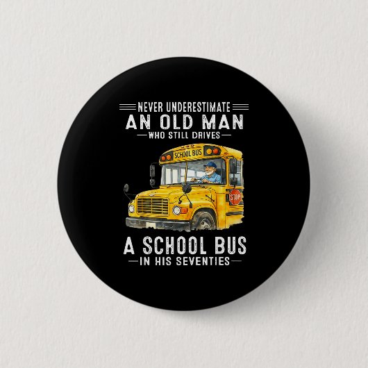 Onderschat een oude man die een schoolbus bestuurt ronde button 5,7 cm (Voorkant)
