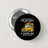 Onderschat een oude man die een schoolbus bestuurt ronde button 5,7 cm (Voorkant /achterkant)