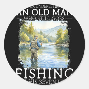 Onderschat een oude man die gaat vissen niet ronde sticker