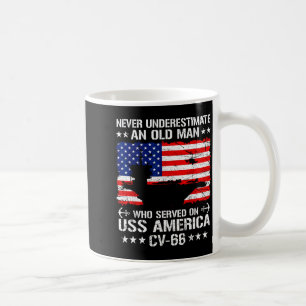 Onderschat een oude man die gediend heeft op de US Koffiemok