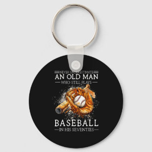 Onderschat een oude man die honkbal speelt niet sleutelhanger