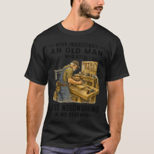 Onderschat een oude man die houtbewerking doet nie t-shirt