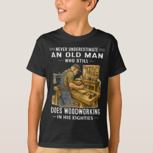 Onderschat een oude man die houtbewerking doet nie t-shirt