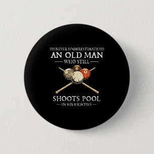 Onderschat een oude man die pool speelt niet Onder Ronde Button 5,7 Cm