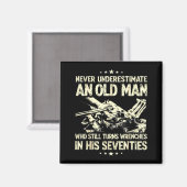 Onderschat een oude man die sleutels hanteert niet magneet (Voorkant / Achterkant)