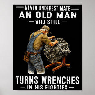 Onderschat een oude man die sleutels hanteert niet poster