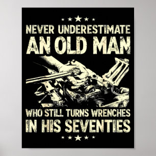 Onderschat een oude man die sleutels hanteert niet poster