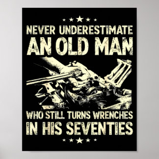 Onderschat een oude man die sleutels hanteert niet poster