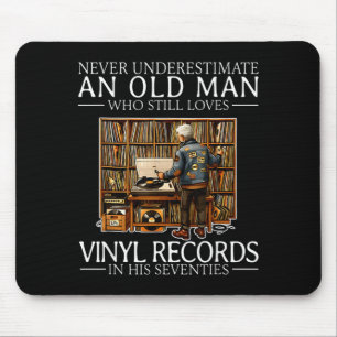Onderschat een oude man die vinylplaten liefheeft muismat