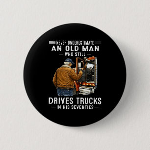 Onderschat een oude man die vrachtwagens bestuurt  ronde button 5,7 cm