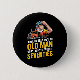 Onderschat een oude man die vrachtwagens bestuurt  ronde button 5,7 cm