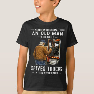 Onderschat een oude man die vrachtwagens bestuurt t-shirt