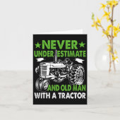 Onderschat een oude man met een tractor kaart (Gele Bloem)