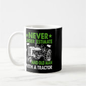 Onderschat een oude man met een tractor koffiemok (Links)