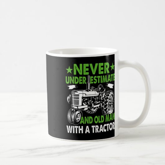 Onderschat een oude man met een tractor koffiemok (Rechts)