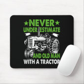 Onderschat een oude man met een tractor muismat (Met muis)