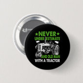 Onderschat een oude man met een tractor ronde button 5,7 cm (Voorkant /achterkant)
